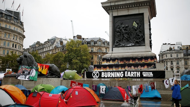 Plusieurs tentes sont visibles avec des pancartes soulignant l'urgence d'agir pour la protection du climat.