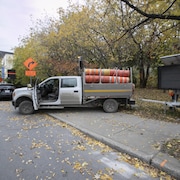 Un camion d'entretien de la Ville de Montréal chargé de cônes orange.