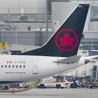 Un Boeing 737 MAX 8 d'Air Canada stationné à l'aéroport.