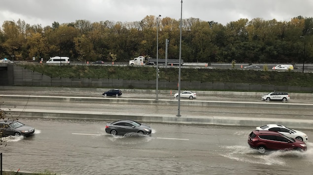 L'autoroute 20 inondée.