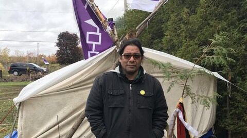 Al Harrington observe une grève de la faim à Kanesatake pour demander un moratoire sur le développement en terres contestées.