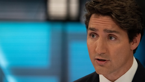 Justin Trudeau répond à une question sur le plateau du Téléjournal avec Céline Galipeau.