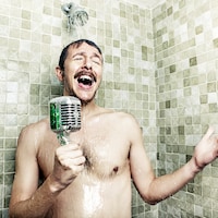 Un homme chante sous la douche.