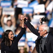 Alexandria Ocasio-Cortez et Bernie Sanders lors d'un rassemblement politique.