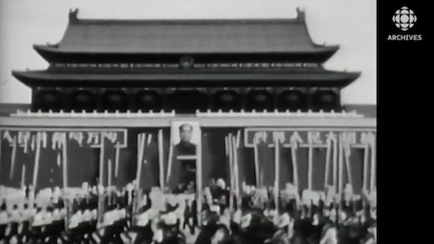Défilé devant la Cité interdite de Pékin. Le portrait de Mao Tsé-Toung est accroché à la façade de l'entrée de la Cité interdite. 