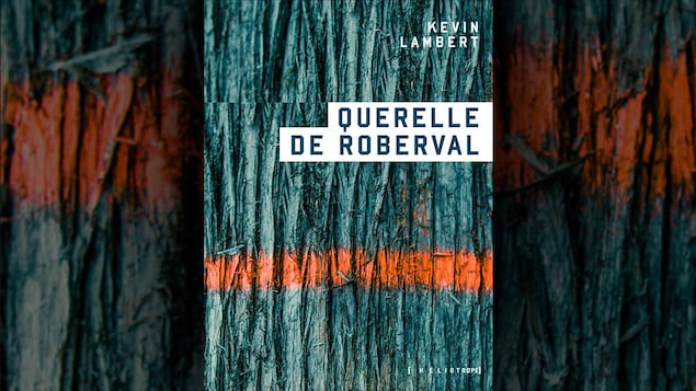 La couverture du livre <i>Querelle de Roberval</i>, de Kevin Lambert, avec, en arrière plan, une écorce d'arbre en gros plan traversée par une ligne de peinture orange en aérosol.
