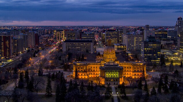 Vue aérienne palais législatif albertain à Edmonton et du quartier environnant la nuit.