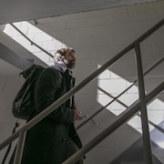Steven Guilbeault dans un escalier à quelques jours du scrutin fédéral de 2019.
