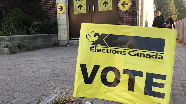 L'entrée du bureau de vote à l’École Wilkinson à Toronto dans la circonscription de Toronto-Danforth.