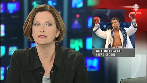 La présentatrice Geneviève Asselin animant le Téléjournal avec une mortaise d'Arturo Gatti à l'écran.