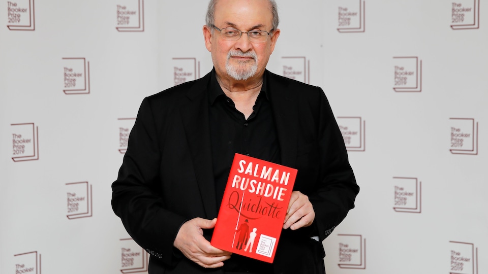 L'auteur pose avec son livre.
