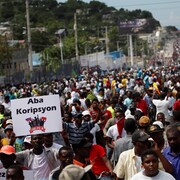 Des contestataires haïtiens dans la rue.