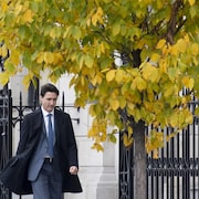 Le premier ministre Justin Trudeau marche vers sa première conférence de presse depuis sa réélection, mercredi 23 octobre, à Ottawa.