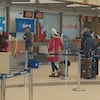 Des voyageurs font la file à l'Aéroport international Roméo-LeBlanc de Moncton.