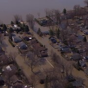 Des maisons sont entourées d'eau à Sainte-Marthe-sur-le-Lac.