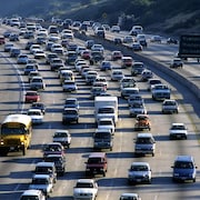 Une autoroute congestionnée à Los Angeles.