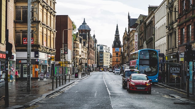 Vue sur une rue de Glasgow, mettant de l'avant de vieux édifices d'Écosse. 