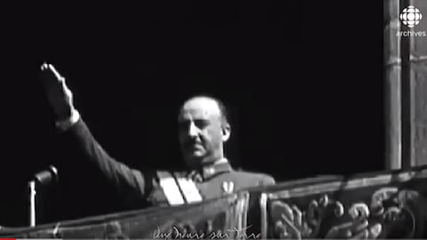Le général Francisco Franco saluant la foule d'un balcon à la manière fasciste. 