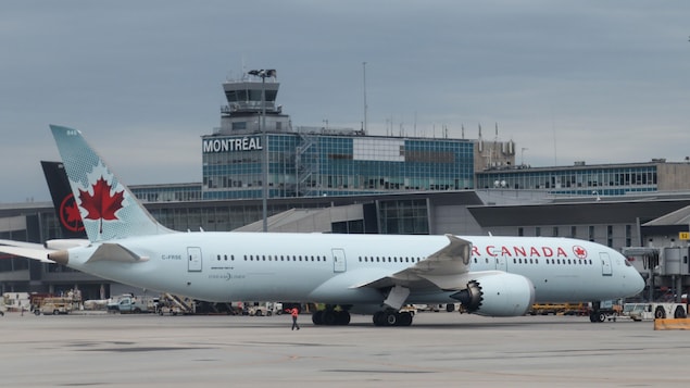 Un Boeing 787-9 Dreamliner d'Air Canada sur le tarmac de l'aéroport international Trudeau de Montréal.
