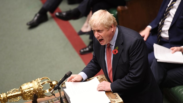 Boris Johnson en train de parler à la Chambre des communes. 
