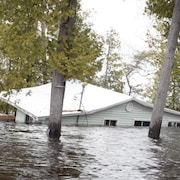 Habitation presque entièrement submergée par l'inondation à Princess Park, Nouveau-Brunswick, le 28 avril 2019.