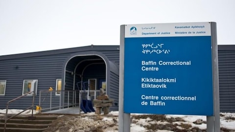 Le centre correctionnel de Baffin, dans le nord-est du Nunavut, est l’établissement du ministère territorial de la Justice où peuvent être incarcérés le plus grand nombre de détenus, soit un peu moins de 70 personnes. 