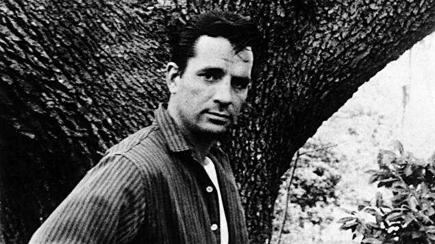Jack Kerouac pose le regard fixe vers la caméra
