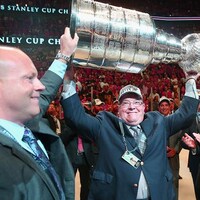 Stan et Scotty Bowman soulevant la Coupe Stanley lors de la conquête des Blackhawks de Chicago en 2015