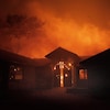 Les flammes de l'incendie Kincade ont consommé le vignoble de Soda Rock, à Healdsburg, en Californie. 