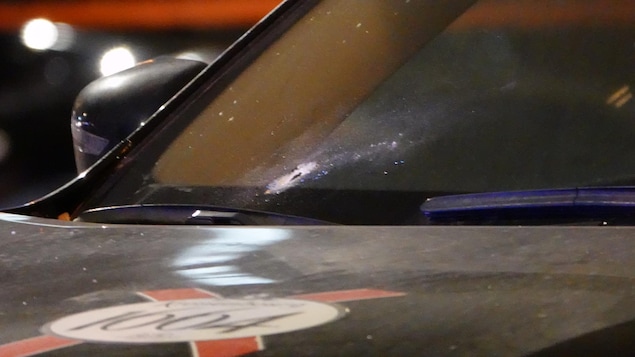 Un trou de balle dans le pare-brise d'une voiture.