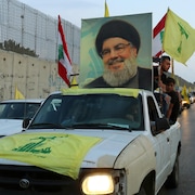 Les partisans ont installé un portrait du chef du parti chiite, Hassan Nasrallah, sur le toit d'une voiture.