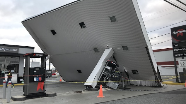 Le toit d'une station-service de Saint-Hyacinthe renversé par les vents.