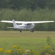 Un petit avion décolle à l'aéroport de Drummondville.