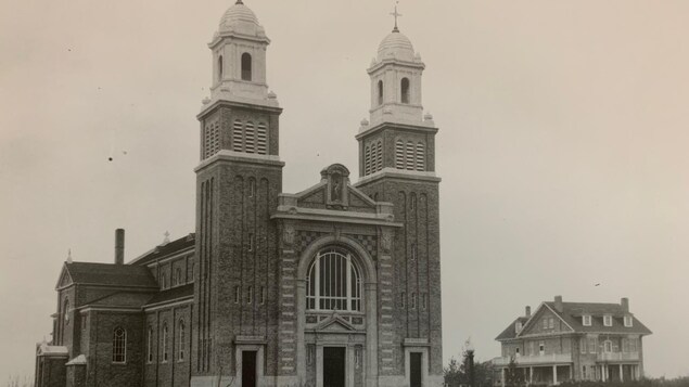 Photographie noir et blanc de la cathédrale de Gravelbourg
