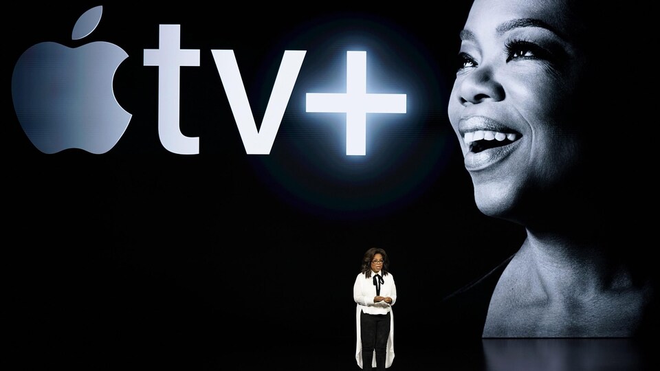 Oprah Winfrey prend la parole au théâtre Steve Jobs lors d’un lancement de produits Apple, en mars 2019.