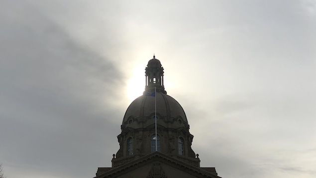 Le soleil brille derrière le dôme de l'Assemblée législative, à Edmonton.