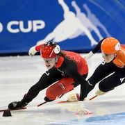 Kim Boutin à la Coupe du monde de patinage de vitesse courte piste à Salt Lake City devant la Néerlandaise Suzanne Schulting