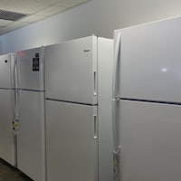 Des réfrigérateurs neufs.
