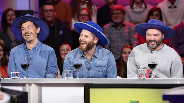 Trois membres du groupe Bleu Jeans Bleu sont sur le plateau de Tout le monde en parle coiffés de leur chapeau de cowboy en velour bleu.