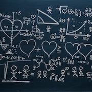 Une infographie montre sur un tableau noir des coeurs, des équations mathématiques et des bonhommes allumettes.