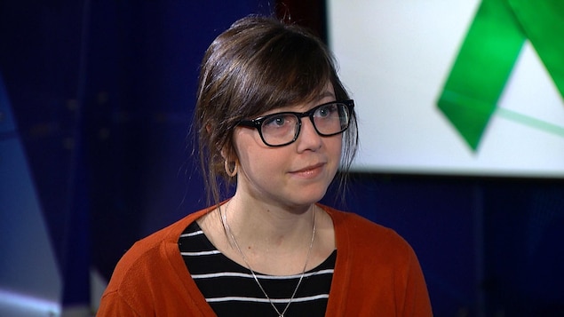 Hélène Campbell accorde une entrevue sur le plateau du Téléjournal Ottawa-Gatineau.