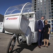 Le PDG de Purolator, John Ferguson, et la mairesse de Montréal, Valérie Plante, devant un vélo cargo électrique.