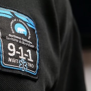Un insigne du 911 des Territoires du Nord-Ouest. 