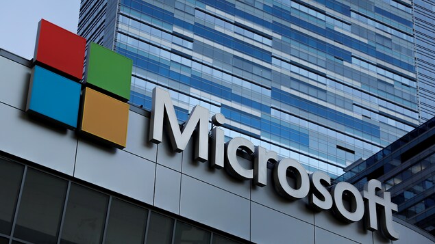 Un immeuble au logo de Microsoft.