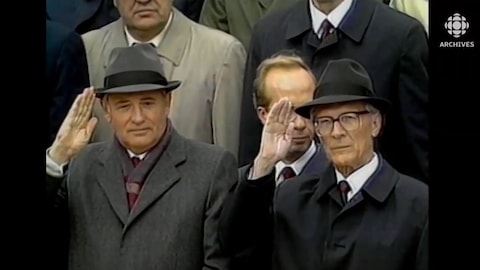 Mikhaïl Gorbatchev et Erich Honecker côte à côte lors du défilé du 40e anniversaire célébrant la création de la RDA le 7 octobre 1989.