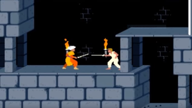 Deux personnages de jeu vidéo se battent avec des épées dans un dongeon. 