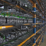 Des milliers d'ordinateurs disposés dans un entrepôt.