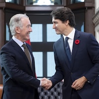 Justin Trudeau et Richard E. Neal se serrent la main.