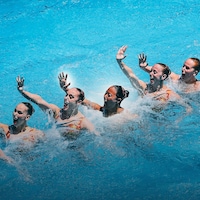 L'équipe canadienne de natation artistique présente son programme libre lors du tournoi de qualification olympique tenu à Rio de Janeiro, au Brésil, en mars 2016.