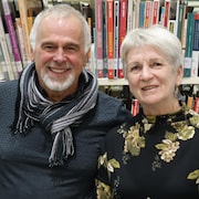 Robin Doucet et Diane Chevrier devant une bibliothèque.